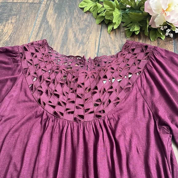 Beautifully embroidered blouse in burgundy. - Picture 2 of 9